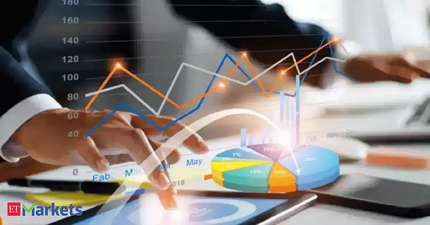 Sensex, Nifty end flat after fresh highs; heavyweights pull back