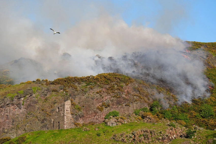 Grass Fire Near Edinburgh's Arthur’s Seat Sends Smoke Across the City