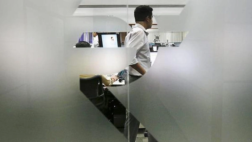 Rupee Tumbles to Record Lows as FPI Selloff Deepens and RBI Watches