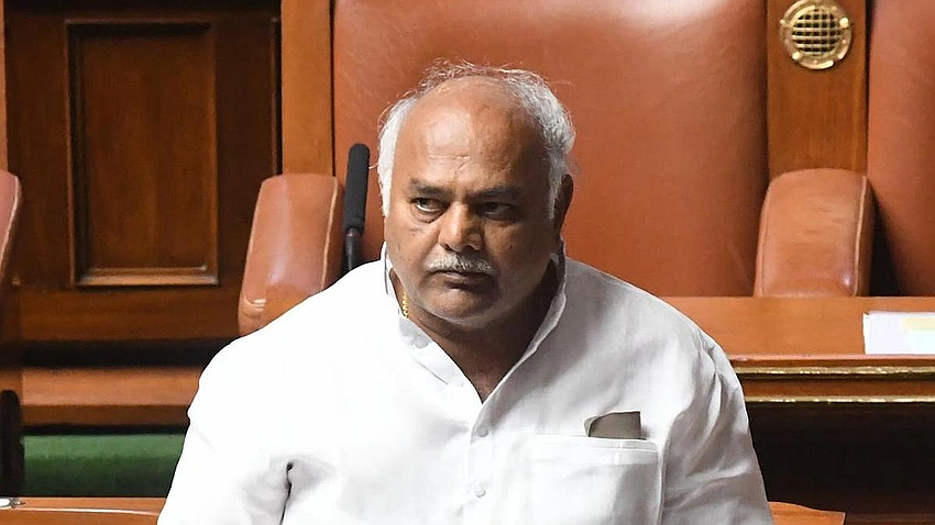 Sugarcane Protests in Belagavi: Slippers Thrown at Karnataka Minister’s Car