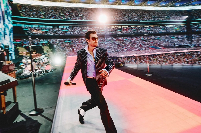 Harry Styles Electrifies Wembley, Rocking High Street Shades!