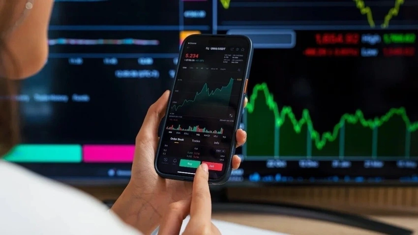 Sensex Slides 533 Points as Rupee Weakens; What’s Next for Markets?