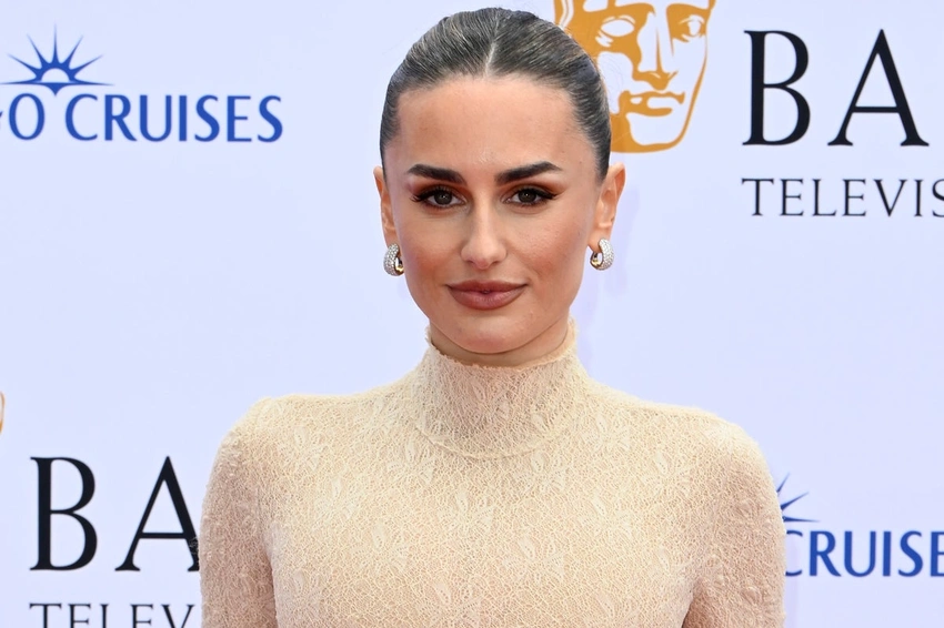 Amber Davies Halts 'Legally Blonde' Show Over Audience Filmer!