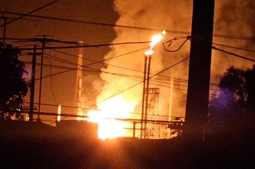 Geelong refinery fire threatens Victoria fuel supply; PM to visit