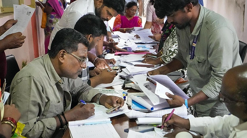 SC Seeks ECI Reply on SIR Pleas Across TN, WB, Kerala