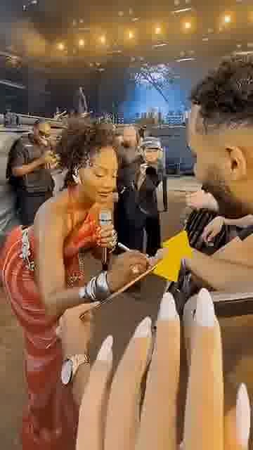 Tems signs with a kiss: 

Her pen stopped working, so Tems found a sweet way to sign the autograph.
