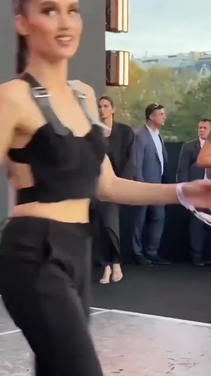 Kendall’s cheeky moment: 

A quick, playful clip showing Kendall in a cheeky moment.

#KendallJenner