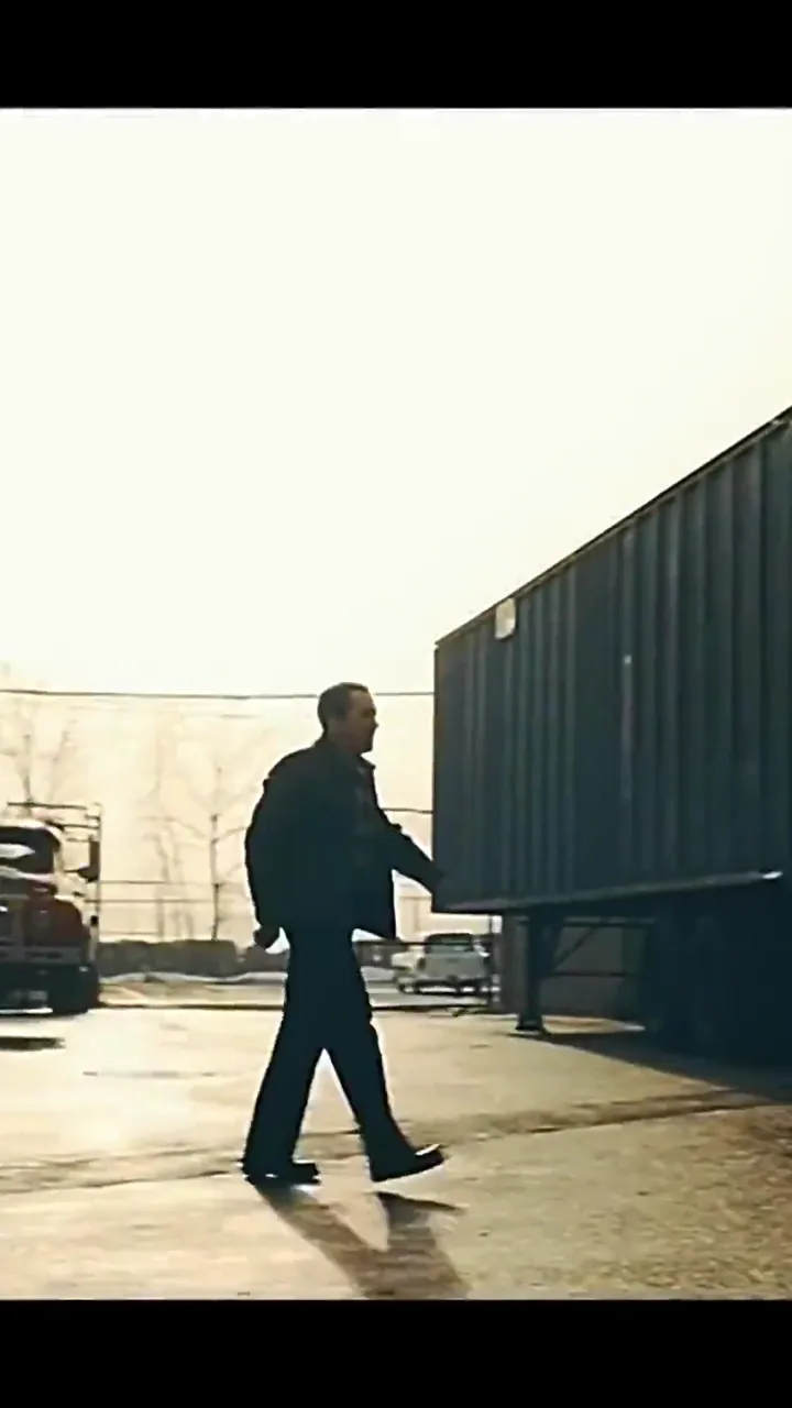 Frank meets big ears: 

Frank runs into the infamous 'Big Ears' Hunt in The Irishman.

#TheIrishman 