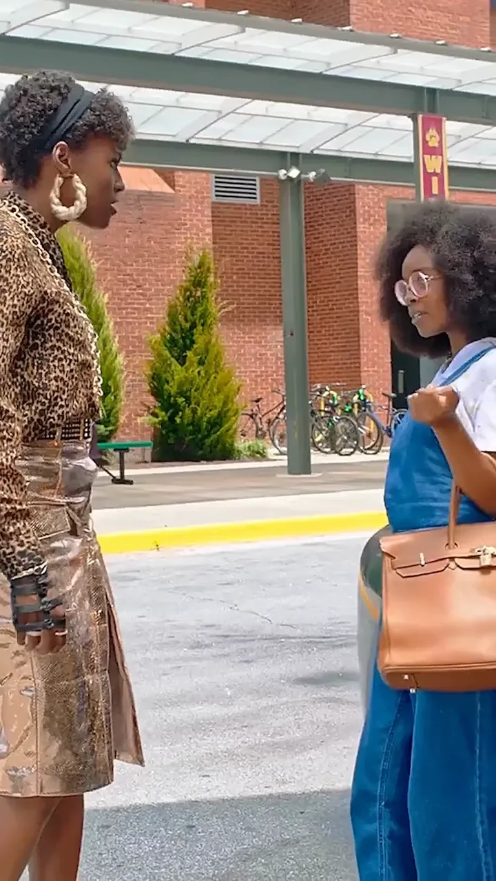 Guard steals the scene: 

That security guard steals the show in this moment.

#GuardOnShow #SceneSt