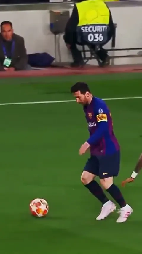 Messi's blind finish 

Messi scores vs Manchester United without ever looking up.

#MessiMagic #UCL 