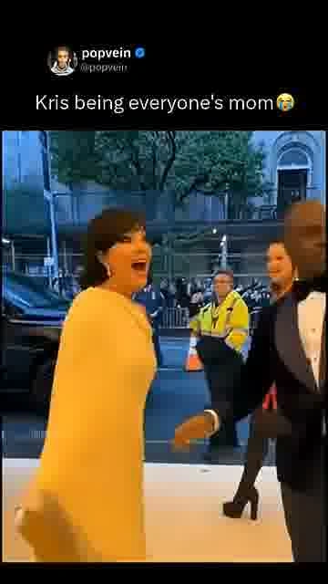 Kris fixes elon’s tie: 

Kris Jenner steps in with a quick tie fix for Elon at the Met Gala.

#KrisJ