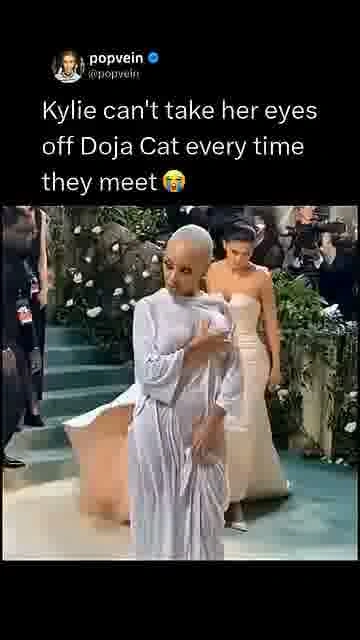 Kylie’s doja cat stare: 

Kylie’s reaction to Doja Cat has fans noticing every glance.

#KylieJenner