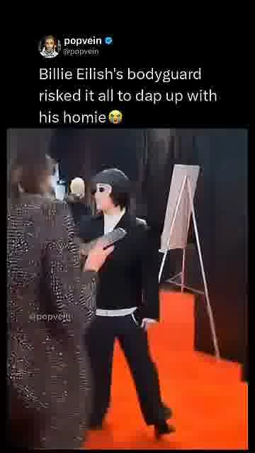 Bodyguard's risky dap: 

He really risked the whole assignment for one quick dap 😭

#BillieEilish #C