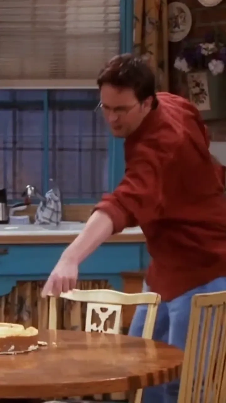 Rachel's cheesecake drop: 

Rachel's infamous cheesecake drop—an iconic Friends moment.

#Friends #R