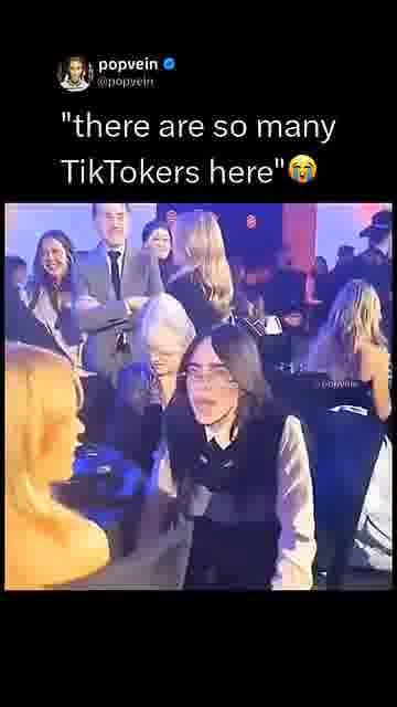 Billie spots the tiktokers: 

Billie Eilish reacts to the crowd of TikTokers at the People's Choice 