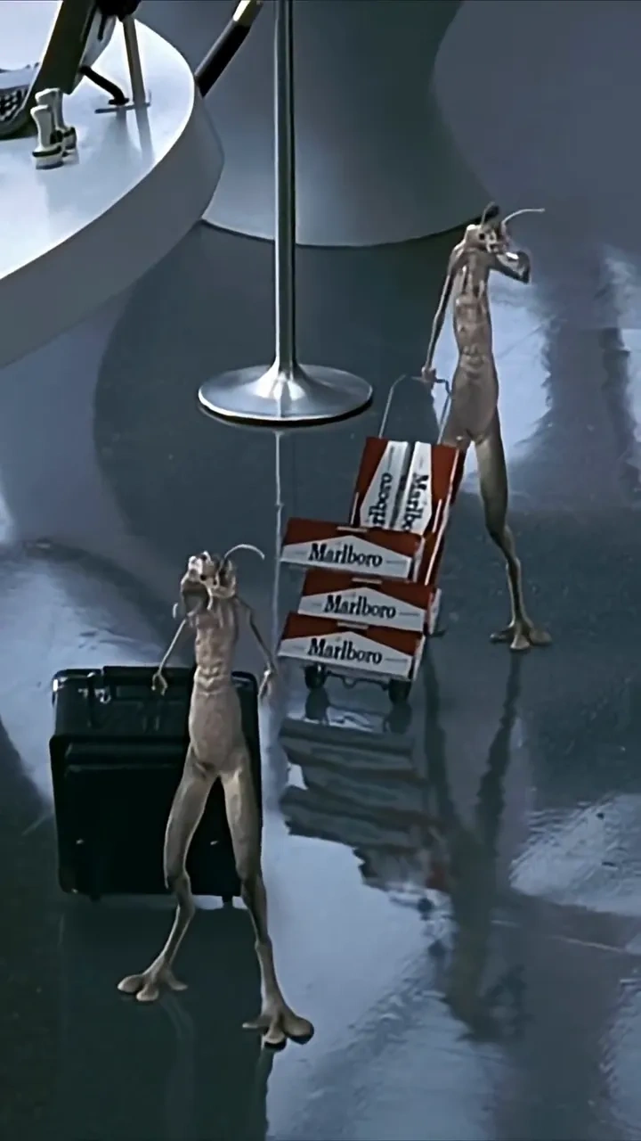 Puppets outsmart cgi: 

Rick Baker’s team built tiny animatronic aliens—still more alive than CGI.

